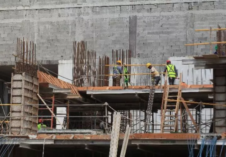 En la construcción se espera que se reactiven 28 mil contratos suspendidos. Foto Archivo