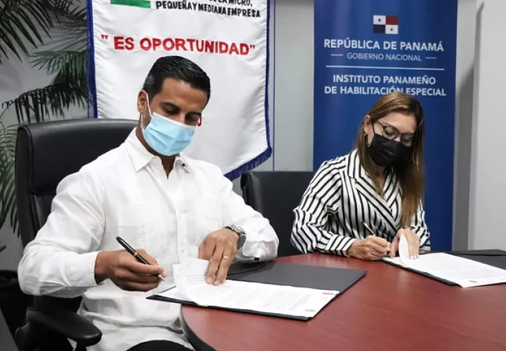 El director general de la Ampyme, Oscar Ramos Jirón, y la directora general del Iphe, Marisa Mercedes Canales Díaz, firmaron el convenio. 