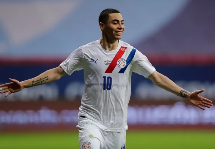 Miguel Almirón, jugador del Newcastle United, anotó el segundo gol de Paraguay desde el punto penal. Foto: EFE