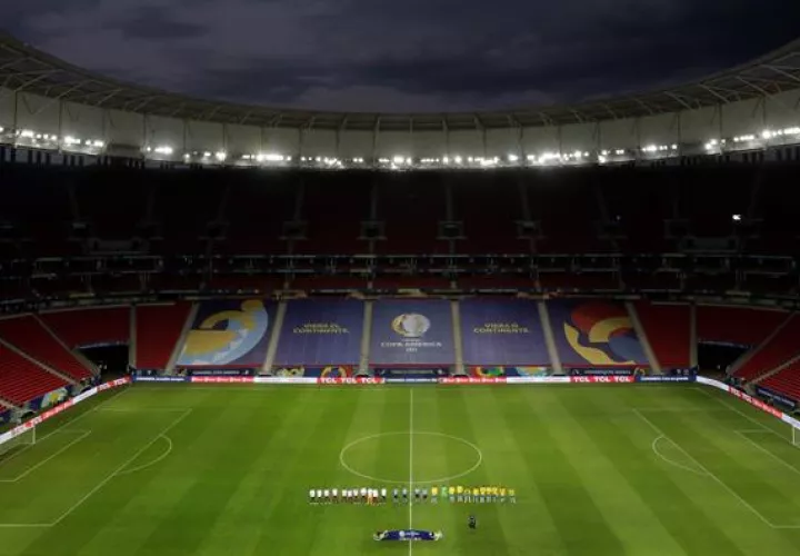 Jugadores de Brasil y de Venezuela hoy, en un partido del grupo A de la Copa América entre las selecciones de Brasil y Venezuela en el estadio Mané Garrincha en Brasilia (Brasil). EFE