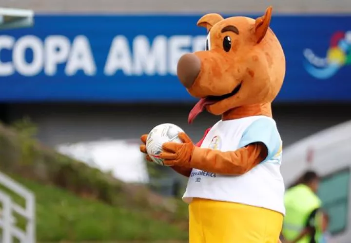La mascota de la Copa América, Pibe, posa con un balón hoy, antes de un partido por el grupo A de la Copa América entre Uruguay y Chile en el estadio Arena Pantanal en Cuiabá (Brasil). Foto: EFE