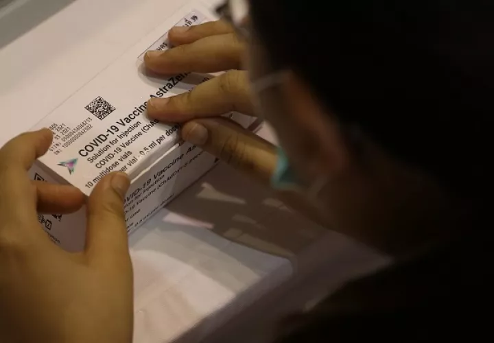 El pasado abril, tras aparecer algunos casos de trombos entre los vacunados con AstraZeneca, varios de ellos mortales, Italia anunció que priorizaría inyectar AstraZeneca a los mayores de 60 años. Foto: EFE