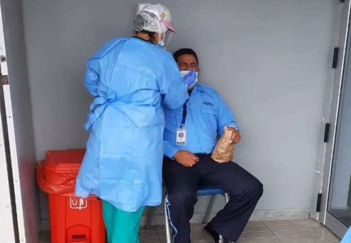 Las autoridades de Salud se mantienen realizando pruebas de hisopados en la búsqueda de casos de la covid-19. 