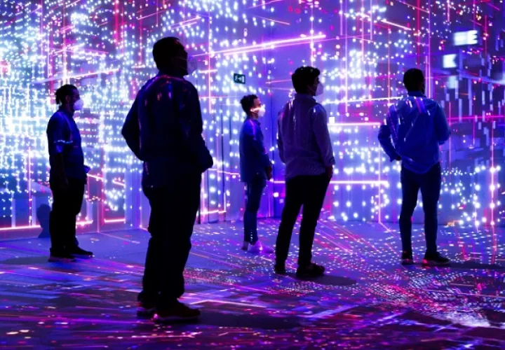 Varios visitantes en el espacio Cloud City del Mobile World Congress (MWC). Foto: EFE