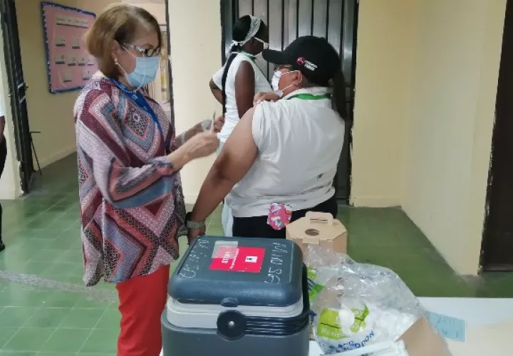 Mientras avanza la campaña de vacunación contra la covid-19, las autoridades piden a  las personas mantener las medidas de bioseguridad. Foto: Diomedes Sánchez