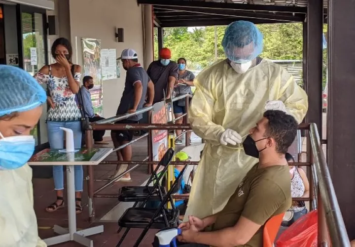  Los equipos de Promoción de la Salud, Trazabilidad y enfermería atendieron a decenas de personas que acudieron a la jornada de hisopados en la ciudad de las Tablas. Foto: Cortesía Minsa