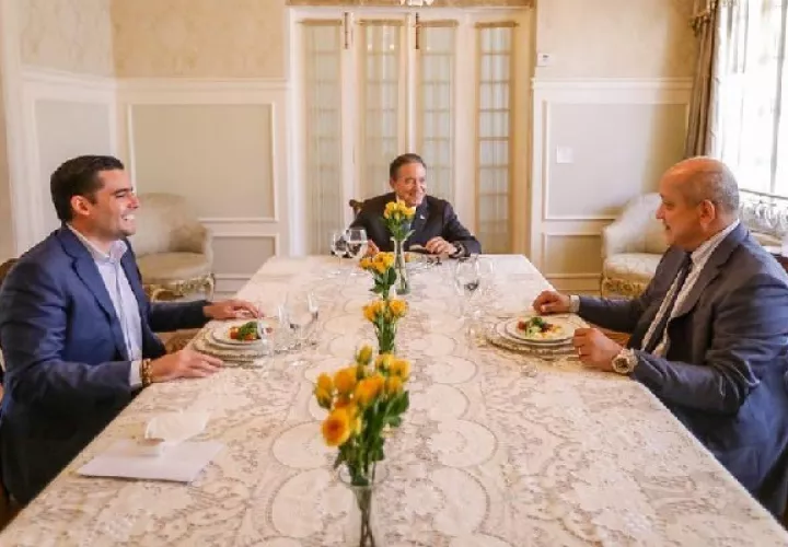 Reunión entre Laurentino Cortizo, José Gabriel Carrizo y el diputado Crispiano Adames. Foto: Cortesía Presidencia