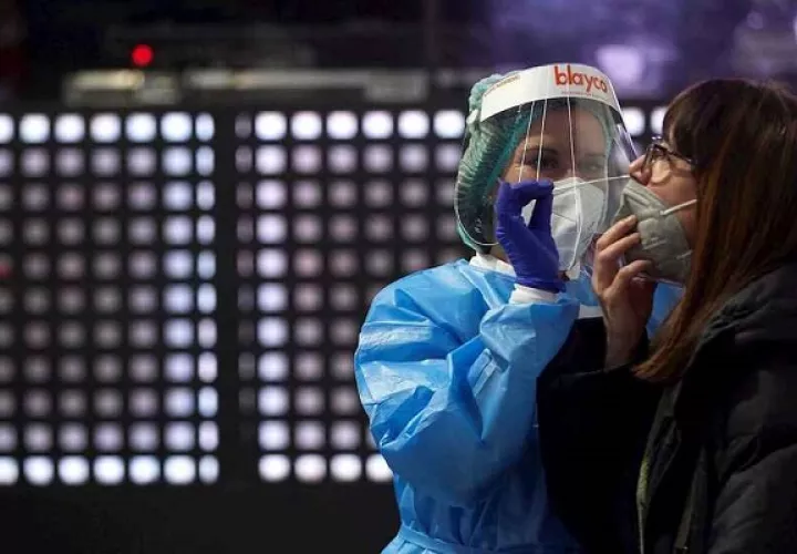 Los síntomas neurológicos pueden aparecer primero o incluso ser la única manifestación de la enfermedad. Foto: EFE
