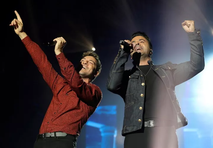 Los cantantes David Bisbal y Luis Fonsi durante un concierto. EFE/JuanJo Martín/Archivo