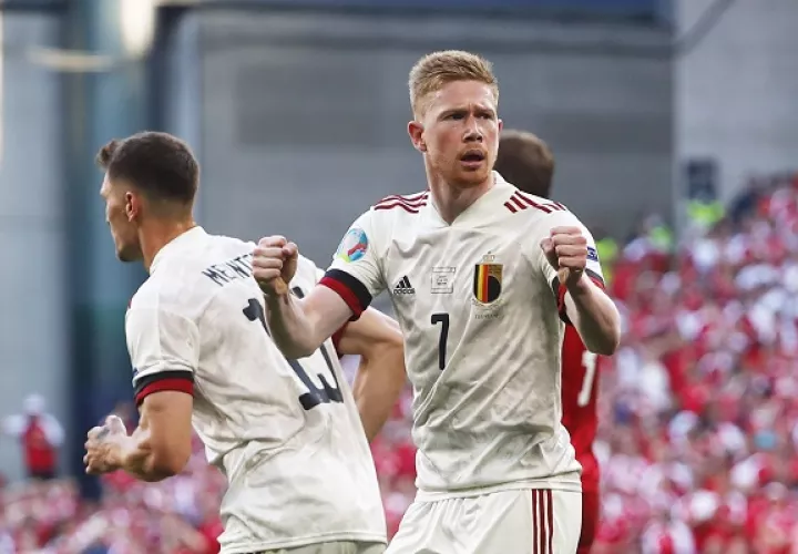 Kevin de Bruyne (#7) entro de cambio, dio una asistencia y anoto un gol en la victoria de Bélgica hoy sobre Dinamarca. Foto: EFE