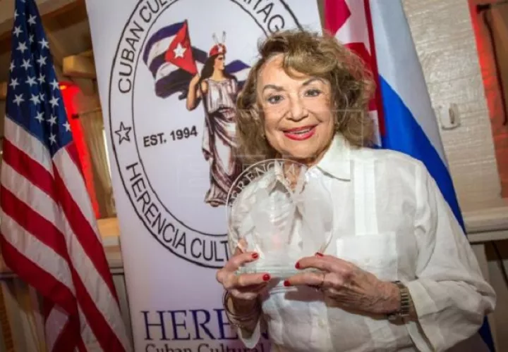 Delia Fiallo mientras recibe el Premio Herencia 2018 que otorga anualmente la organización Herencia Cultural Cubana, en Miami, Florida. Foto: EFE/ Giorgio Viera / Archivo