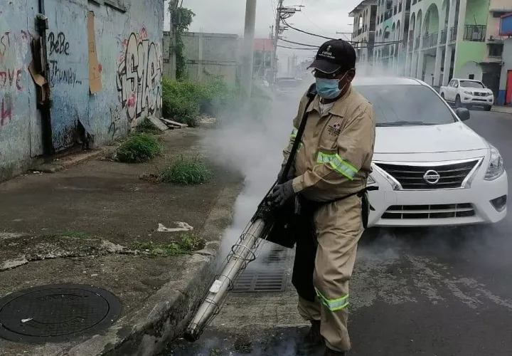 Se mantienen jornadas de limpieza y fumigación en la ciudad de Colón. Foto: Diómedes Sánchez