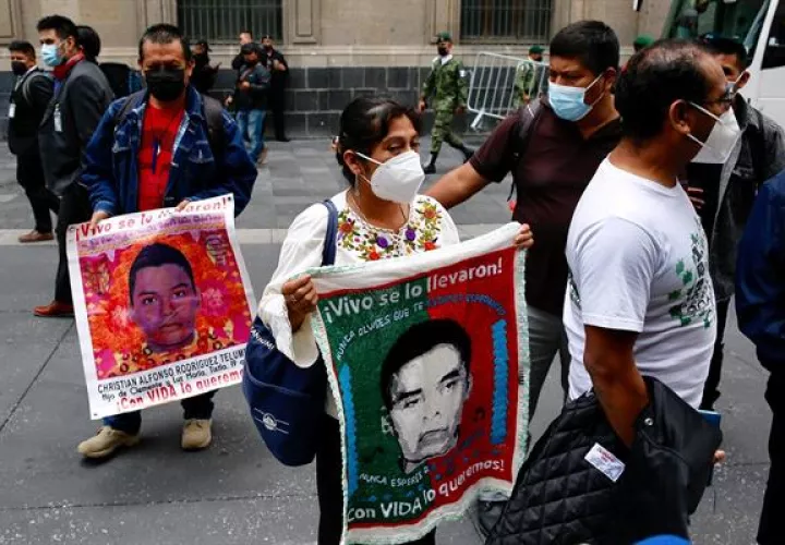 Padres de los 43 jóvenes desaparecidos de Ayotzinapa salen del Palacio Nacional, luego de una reunión con el presidente de México, Andrés Manuel López Obrador, en la Ciudad de México. EFE