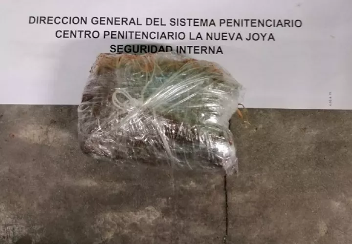 Paquete con supuesta droga que fue lanzada con un dron en La Nueva Joya. Foto: Cortesía @PenitenciarioPA