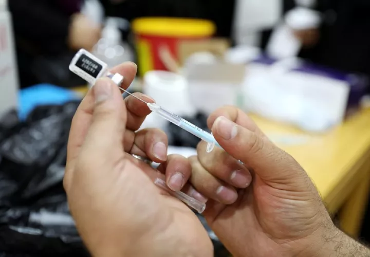  La vacuna de Pfizer-BionTech, con tecnología de ARN mensajero, fue aprobada ayer, lunes, para jóvenes de entre 12 y 15 años por la Comisión Europea (CE). Foto: EFE