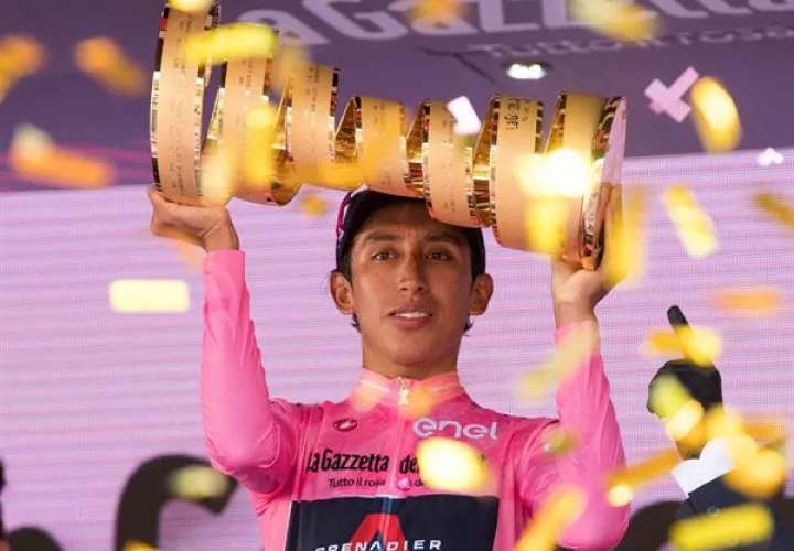 El ciclista colombiano Egan Bernal celebra tras ganar el Giro de Italia, el 30 de mayo de 2021.  Foto: EFE