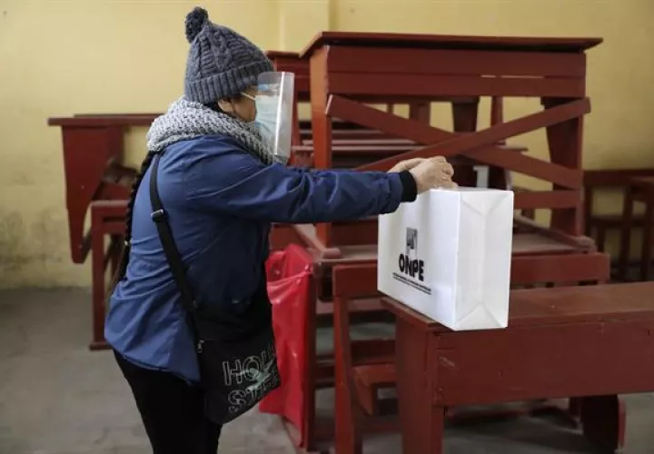 Una persona emite su voto en un centro de votación, hoy en Lima (Perú). EFE