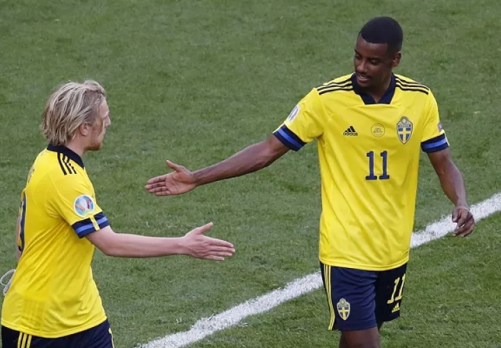 El delantero de la Real Sociedad, Alexandr Isak (#11), volvió loca a la defensa rival y enamoró a los aficionados en los segundos 45 minutos. Foto: EFE