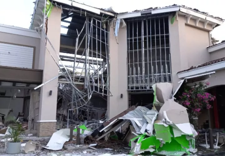 La explosión causó daños severos a la fachada del local y también en el interior. Foto: Eric Montenegro