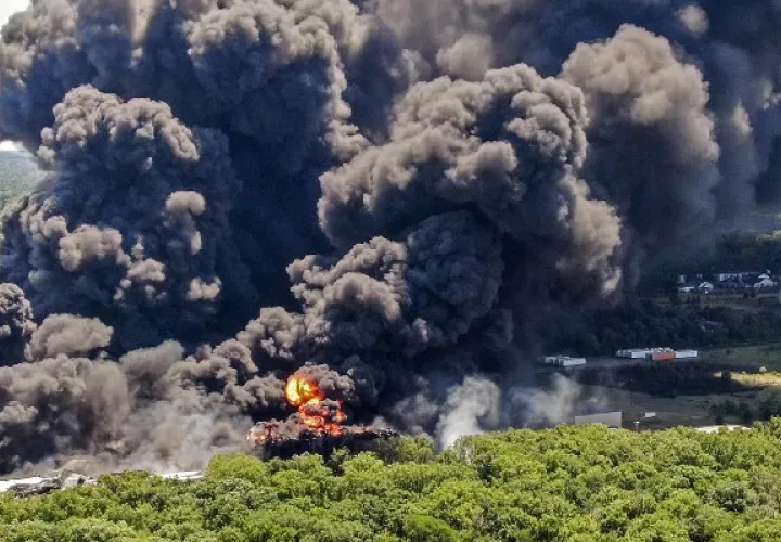Explosión en la planta industrial de Rockton. Foto: EFE