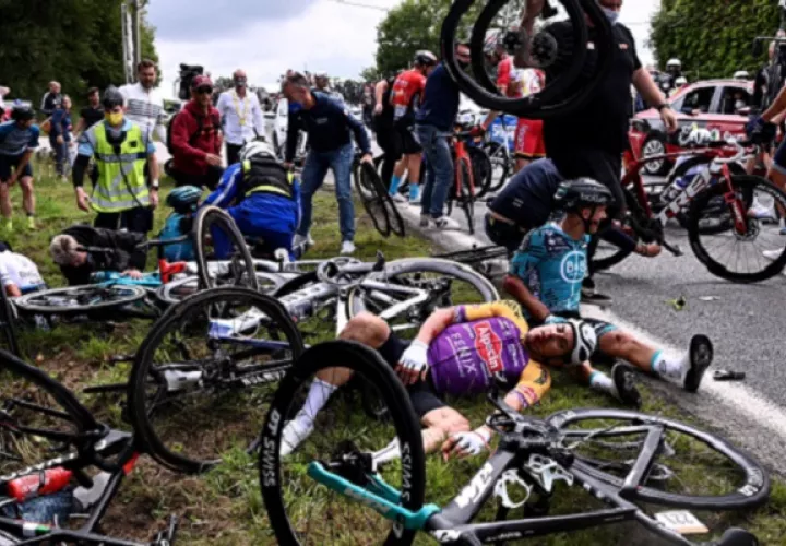 Al menos cuatro ciclistas tuvieron que abandonar el Tour por esta imprudencia. Foto: EFE