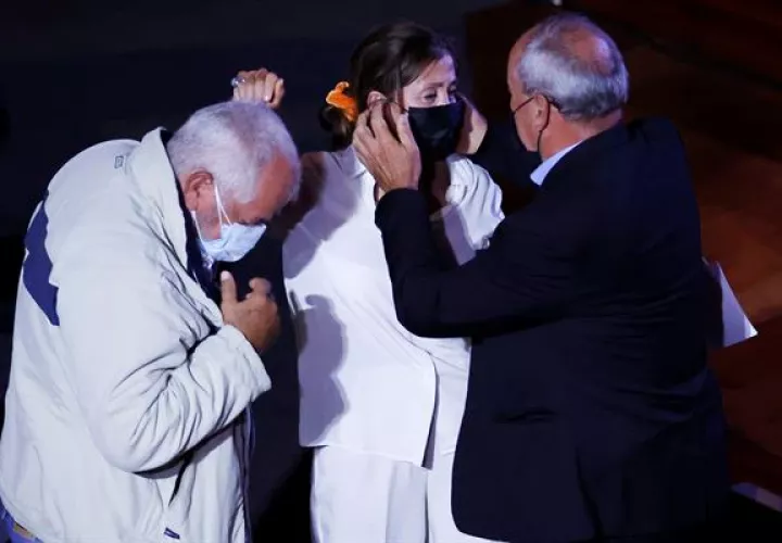 La excandidata presidencial Ingrid Betancourt (c), quien estuvo seis años secuestrada por las FARC, asiste a un encuentro con exintegrantes del secretariado de las FARC en Bogotá (Colombia). Foto: EFE