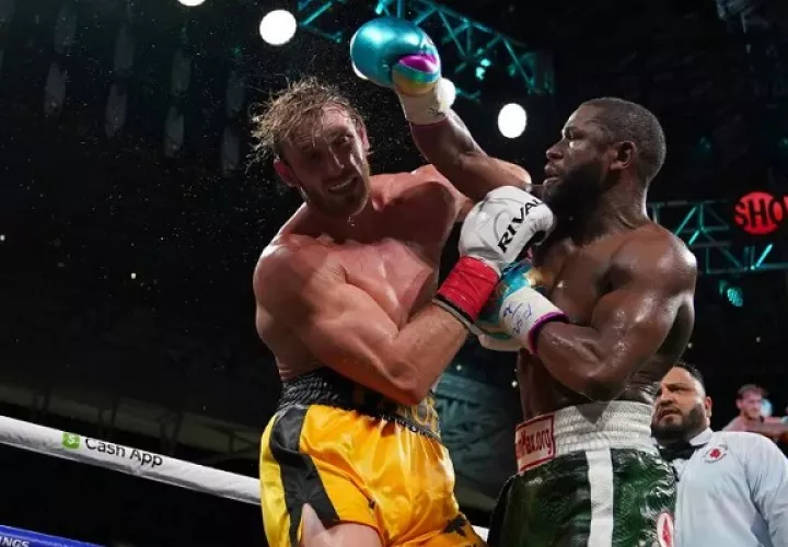  Floyd Mayweather conecta un golpe a Logan Paul. Foto:EFE