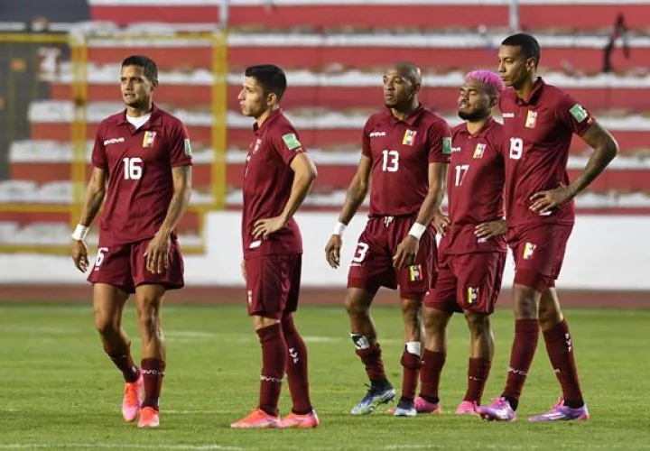 Jugadores de Venezuela tras perder frente a Bolivia el 2 de junio de 202 en un partido de las eliminatorias sudamericanas para el Mundial de Catar 2022 en el estadio Hernando Siles en La Paz (Bolivia).  Foto:EFE