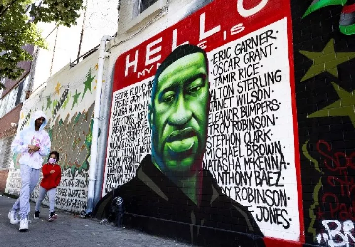 Mural en memoria del afroamericano George Floyd, asesinado por policías de Mineápolis en mayo de 2020, en Brooklyn (NY, EE.UU.).  Foto: EFE