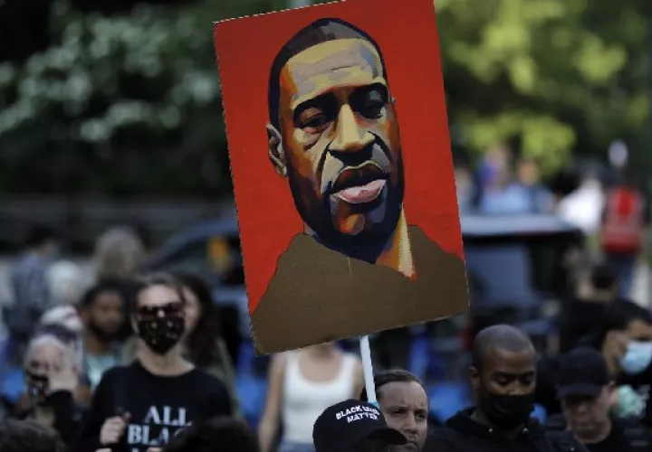 La imagen del afroamericano George Floyd, durante una manifestación que pide justicia por su asesinato. Foto: EFE