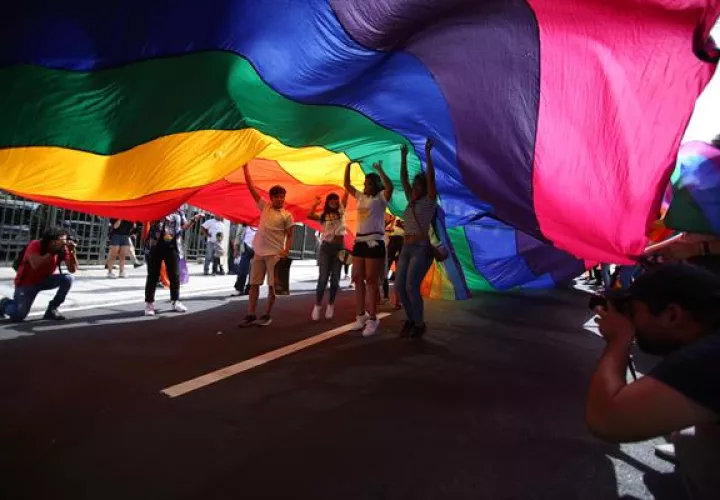 Personas participan en una marcha conmemorativa del Día internacional del Orgullo LGTBI . Foto: EFE