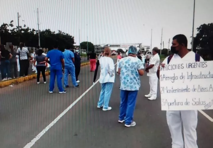 Personal sanitario salió a las calles a protestar por la situación del hospital santeño. Foto: Thays Domínguez