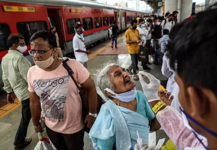 La “variante Delta plus”  fue encontrada por primer vez el pasado abril y las autoridades de la India han sido las primeras en hablar de ella. Foto: EFE