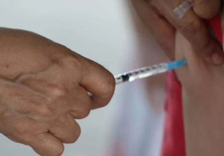 Personal de salud realiza vacunación contra influenza.