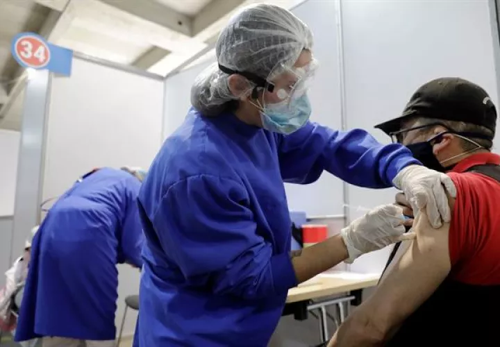 Un hombre recibe una vacuna contra la covid-10 en el centro de vacunación más grande en Colombia. EFE