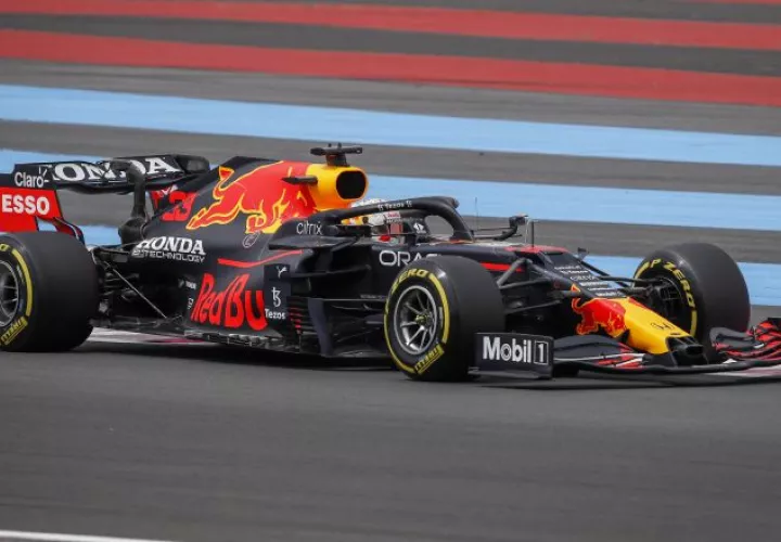 Max Verstappen obtuvo ayer la pole y este domingo espera ampliar su ventaja con Lewis Hamilton, que saldrá segundo en Francia. EFE