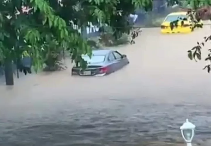 Vehículos varados, calles y carreteras inundadas por la fuerte lluvia. Foto: Diómedes Sánchez 