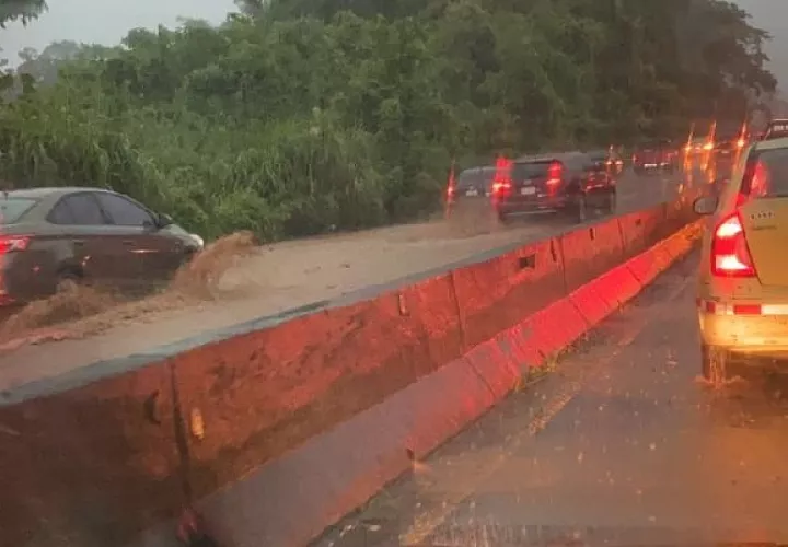 Varias vías inundadas por lluvias registradas este lunes en Panamá y Panamá Oeste. Foto: Cortesía @TráficoCPanamá