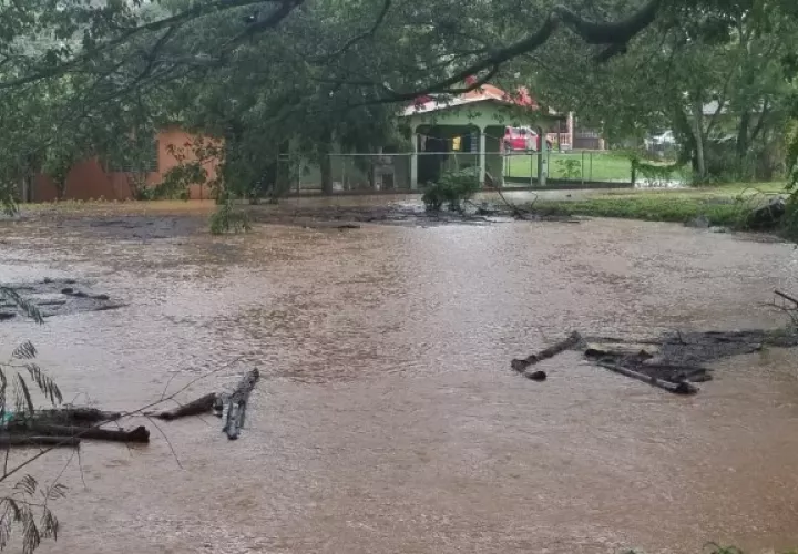 El agua creció e inundó los patios de algunas residencias cercanas a drenajes pluviales. Foto: Thays Domínguez
