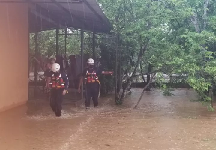 Personal de Sinaproc realiza inspecciones para determinar las afectaciones. Foto: Thays Domínguez