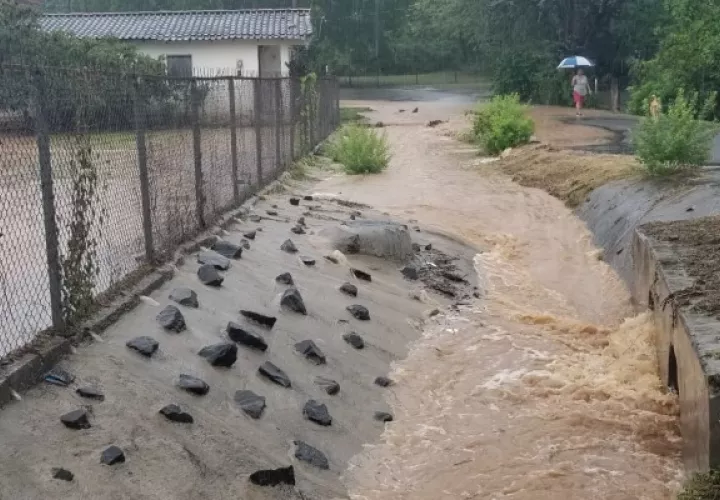 Los residentes temen que el agua llegue hasta sus casas y cause daños a sus pertenencias. Foto Thays Domínguez