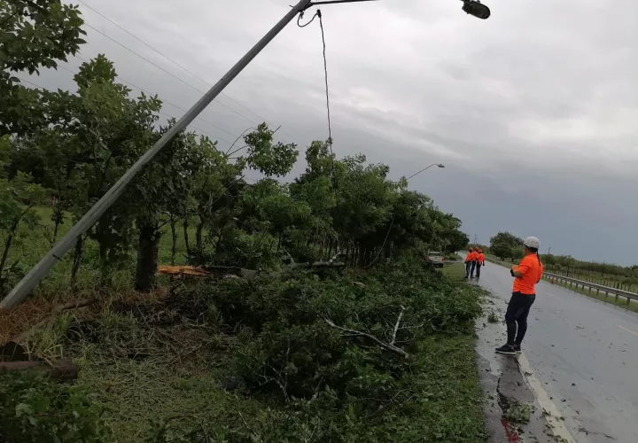  Se registraron daños de consideración en el sistema eléctrico de Azuero. Foto: Thays Domínguez