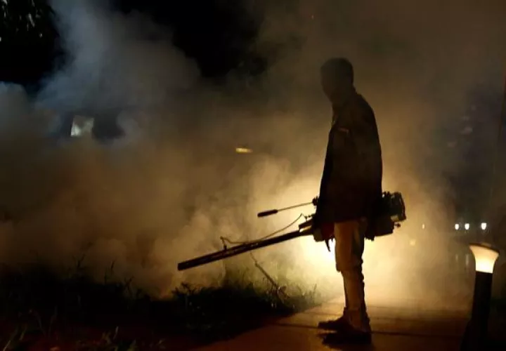 Un hindú fumiga las calles para erradicar al mosquito de la malaria en Cubbon Park. EFE