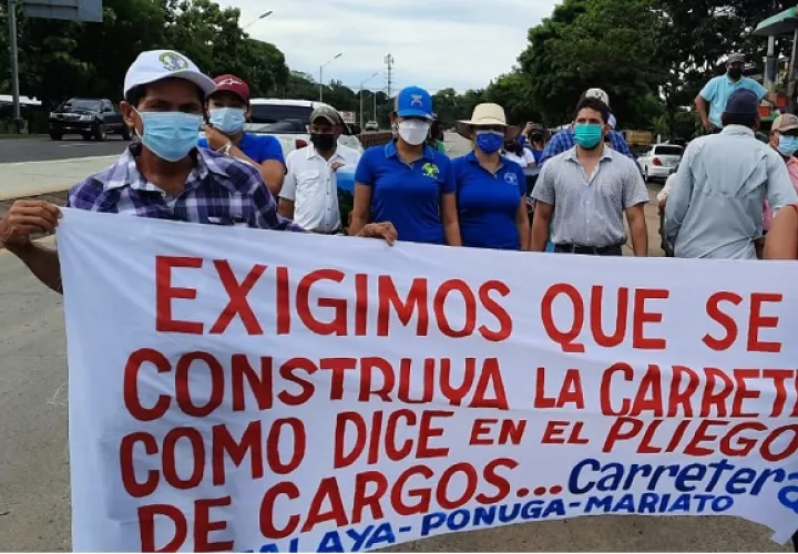 Los manifestantes cerraron por varias horas exigiendo que se cumpla con el proyecto de la carretera. Foto: Melquiades Vásquez