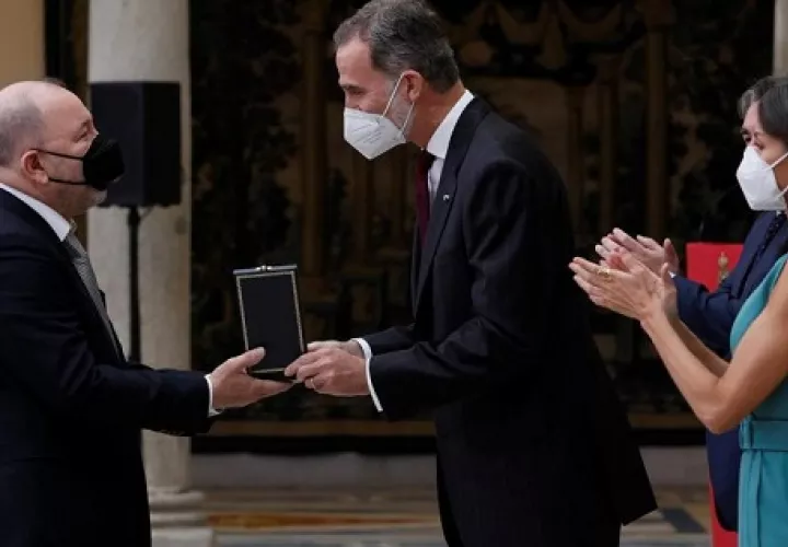 Momento de la entrega de la medalla. EFE