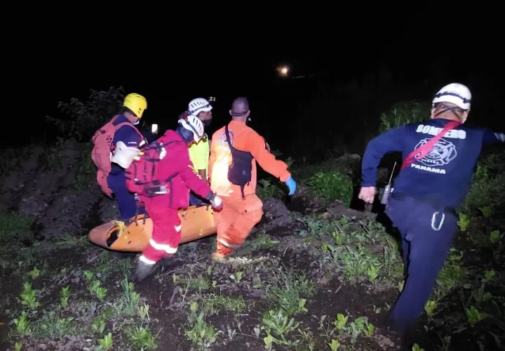 Personal de Sinaproc, Bomberos de Bugaba y la ONG Sar Panamá recuperaron el cuerpo de la menor. Foto: Mayra Madrid 