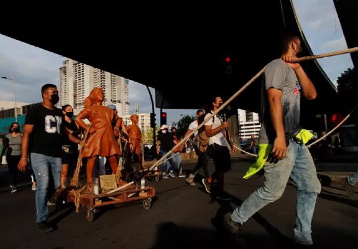 Artistas y ciudadanos marcharon hacia la Asamblea Nacional durante una protesta contra los abusos sexuales a menores en albergues. EFE