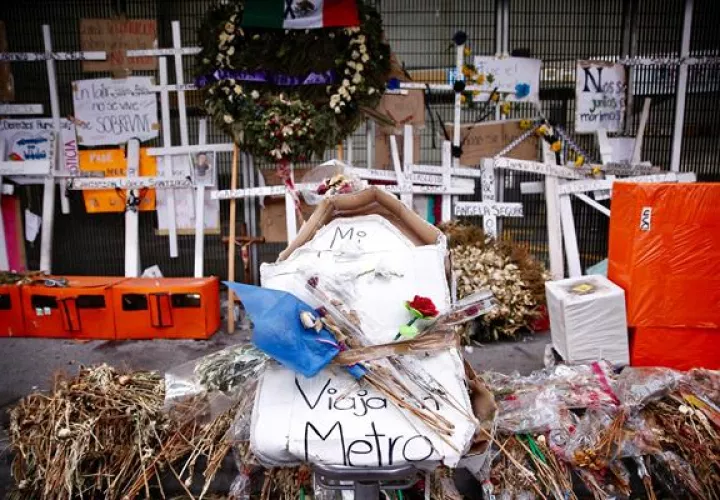 Vista de flores y mensajes en la entrada de la estación Olivos de la línea 12 del metro, en Ciudad de México (México). EFE