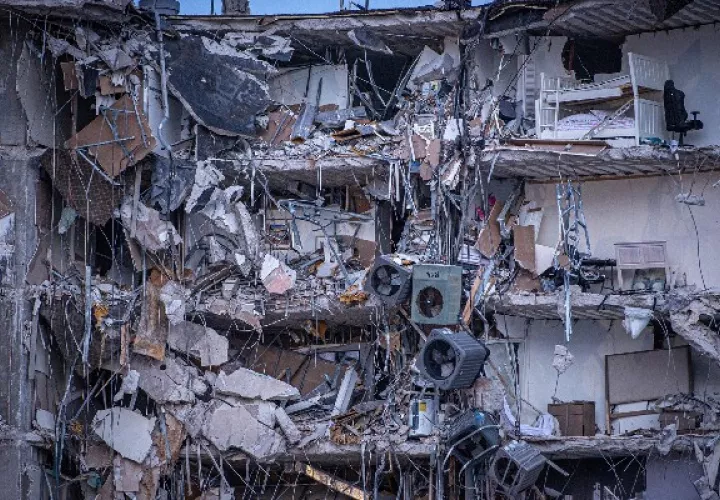 Cuatro fallecidos en el derrumbe parcial de un edificio residencial en Surfside (Miami-Dade). Foto: EFE