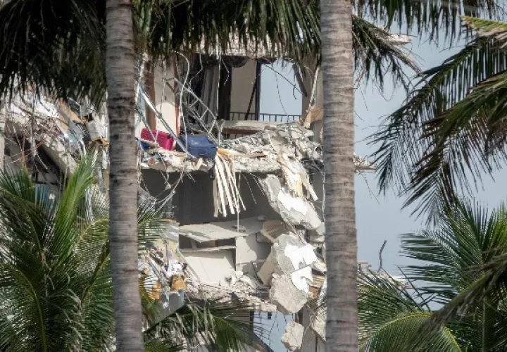 Vista este sábado de parte del edificio que colapsó en Surfside, Florida, EE.UU. Foto: EFE